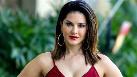 sunny leone all sexy video|Viral video: Sunny Leone burns the internet in sexy blue bikini, .